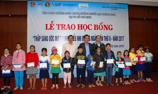  Hình 1: Nhóm những người bạn Quảng Ngãi tại TP Hồ Chí Minh trao quà cho các em học sinh